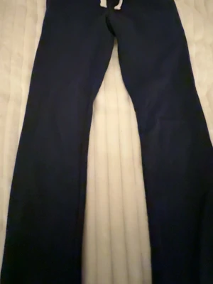 Mörk blå mjukisbyxor  - Mjukisbyxor från Gina tricot. Använda ganska mycket! Jätte sköna. 