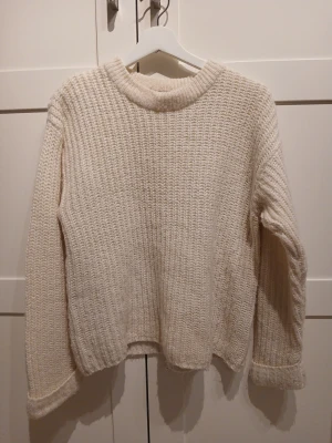 Beige ribbstickad tröja - Mysig beige stickad tröja från NA-KD. Är i storlek XS och är u mycket bra skick.