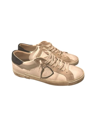 Philippe Modell - Nästan helt sprillans nya Philippe Model skor. Strl 42, skick 9/10. Allt og medföljer, box och dustbag | Pris kan diskuteras vid snabb affär |