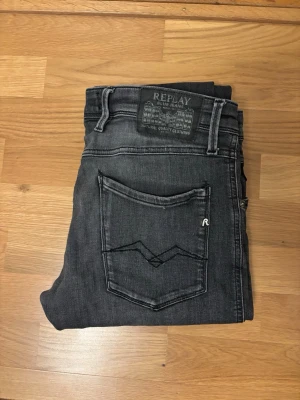 Replays - Snygga svarta jeans från Replay med klassisk femficksdesign och diskret logga på bakfickan. Jeansen har en rak passform och är tillverkade i mjukt denimtyg som sitter skönt hela dagen. Perfekta för dig som gillar en stilren look.