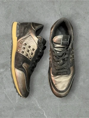 Valentino Rockrunner storlek 44 - Säljer ett par valentino rockruners, Storlek:44, Skick:7/10, Pris:1299, Vid frågor och funderingar är de bara och höra av sig ‼️