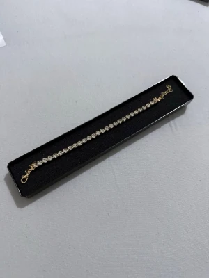 Guld Tennis Armband - Helt ny aldrig använd. Rostfritt stål. Justerbar.