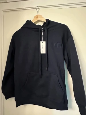 Hoodie - Helt ny aldrig använd säljes pga att den inte passar mig, riktigt mjuk och fluffig insida.