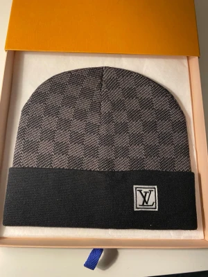 Lvmössa svart  - Helt ny kartongen kommer ej med!