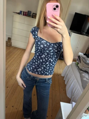 Blommig blå topp - Söt topp med blommönster från Nelly i storlek xxs💕 fint skick, inga defekter💕