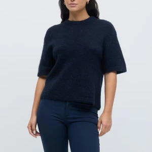 Mörkblå stickad tröja kort ärm - Mysig mörkblå stickad tröja med korta ärmar och rund hals. Tröjan har en rak passform och ribbade kanter vid ärmslut och nederkant. Perfekt för lager på lager och enkel att styla till olika outfits.