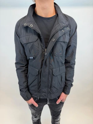 Woolrich Jacka  - Hej! Säljer nu denna väldigt snygga och eftertraktade Woolrich Fieldjacka!  Jackan är slutsåld överallt och går inte att få tag på… jackan är perfekt nu till vintern Storlek M  Ny pris: 6000 kr Säljs för: 1399 kr