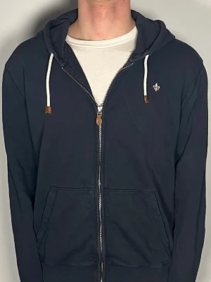 Morris hoodie - Säljer en riktigt snygg och trendig Morris hoodie i fint skick, storlek M, vid frågor är det bara att skriv //Gramenti