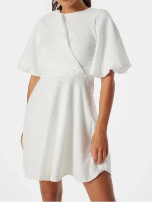 Vit klänning - Säljer vit klänning perfekt till både konfirmation och student. Endast använd 2 gånger. Obs är uppsydd så att längden passar som på bilden för någon som är 150🩷🩷