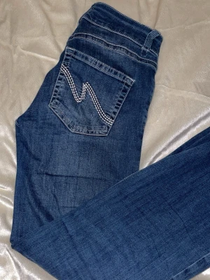 Low waist bootcut stitch jeans - säljer dessa Nelly jeans då de inte kommer till användning, finns lite skavanker som visas på bilderna men annars är de bra💗. köpta för 699kr