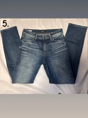 Jack and Jones jeans  - Säljer de här feta Jack and Jones jeansen i storlek W30 L34 i modellen regular/clark. Jeansen har en riktigt snygg tvätt och en väldigt najs passform. Priset är inte fast utan går att diskutera!