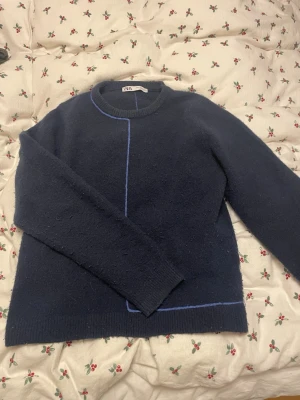 Mörkblå stickad tröja från Zara - Cool stickad tröja ifrån Zara. Storlek Xl men sitter som en S. Lite nopprig💞