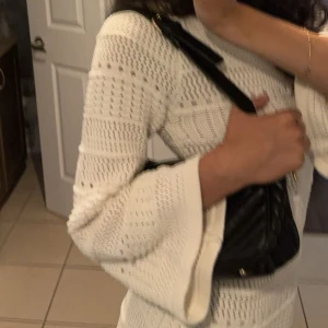 Vit stickad kort klänning - Snygg vit stickad klänning med fina mönstrade hål. Perfekt för att ha utomlands eller under sommarkvällar med stil och bekvämlighet. Enkel och elegant design som passar till många olika tillfällen. Köptes från zara för över 1000kr. Creme vit färg! XS-M 🙌🩷🩷🩷🩷🩷