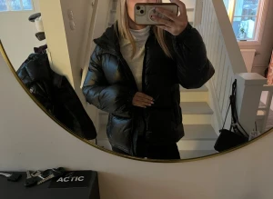 jacka - snygg jacka från hm som kommit till ganska mycket användning men inga direkta defekter! skriv för fler bilder💞💞