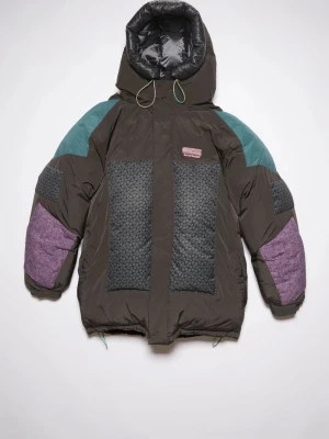 Acne - dunjacka - Schysst dunjacka från acne studios med huva, i mörkbrun bas med gröna axelpartier och lila detaljer på ärmarna. Riktigt varm jacka som bara använts 3 gånger, först till kvarn!