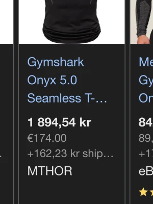Gymshark Onyx 5.0 Seamless T-shirt - Snygg svart och grå seamless t-shirt från Gymshark, modell Onyx 5.0. Tight passform med korta ärmar och diskret logga på bröstet. Tillverkad i ett stretchigt funktionsmaterial som andas, perfekt för träning och gym.