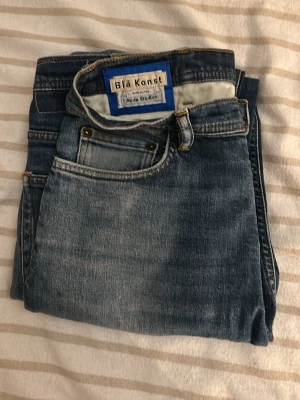 Acne studios jeans - Hejjjjj och välkommen till BL nu säljer jag mina acne studios/blå konst jeans i bra skick inga defekter men tecken på användning sköna fades och allmänt bra skick kom med frågor osv mvh BL 
