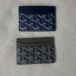 2 st plånböcker / korthållare i marinblå och grå  - Tjena, säljer nu båda av mina plånböcker i grå och marinblå färg! Plånböckerna är av lyxigt läder material!!🙌 299kr styck eller båda två för 499kr!!