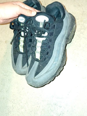 Air Max 95 - Köptes för 2100kr på JD, bra skick behöver bara tvättas, inga hål eller något som sticker ut. Kom gärna med prisförslag, byten eller funderingar. (Det vita på bild 2 är tandkräm)
