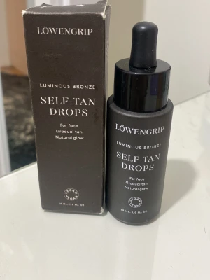 Löwengrip Self-Tan Drops Bronze - Luminous Bronze Self-Tan Drops från Löwengrip ger en gradvis solkysst ton och naturlig glow till ansiktet. Kommer i en brun glasflaska med pipett och matchande förpackning. Vegansk formula, 30 ml.