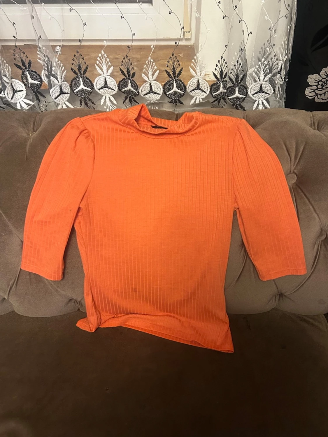 Ribbad orange topp med trekvartsärm