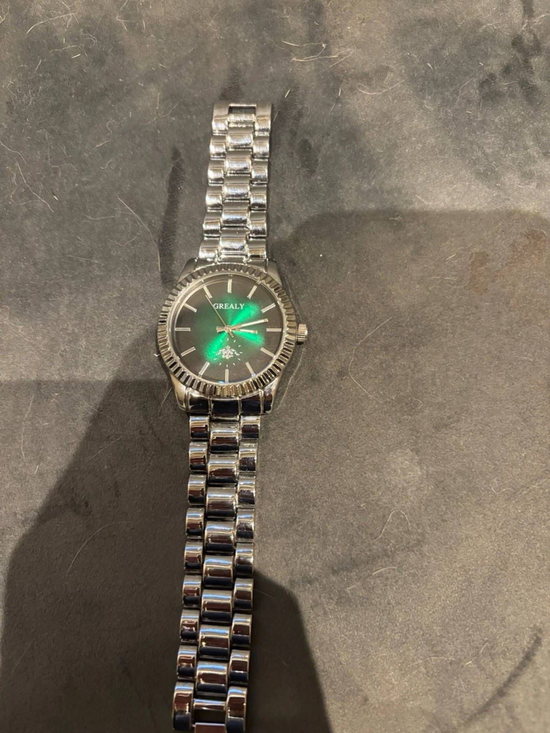 Silvrig klocka från Grealy - 1