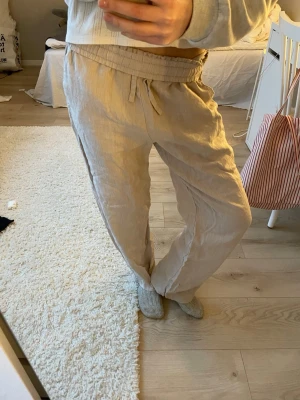 Beiga linnebyxor ❣️ - Säljer ett par beiga linnebyxor med snörning i midjan. Byxorna har elastisk midja och är tillverkade i ett svalt linnematerial, perfekta för varmare dagar. Lätta att matcha med både hoodies och t-shirts!💞