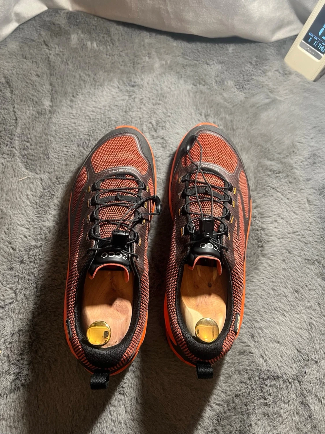 Orange och svarta sneakers från ECCO - 1