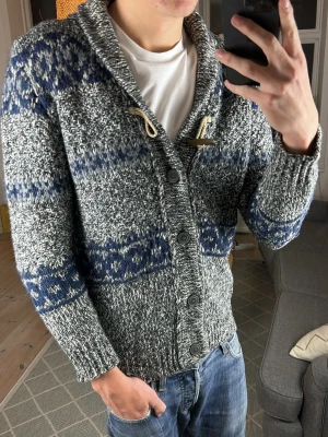 Mönsterstickad Cardigan  - Unik, trendig, varm och riktigt snygg perfekt nu i vinter! Mått: A:47 B:47 C:42 D:66 (cm)   Nopprig annars bra skick. Skriv vid fundering!😊✌️