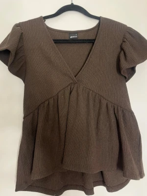 Brun v-ringad topp från Gina Tricot - Fin brun topp från gina i strl S 💕Kommer ej till användning längre.