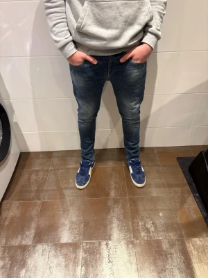 Dondup george - Dondup jeans | Riktigt feta och populära jeans | Skick= 9,5/10 | nypris= 4000 kr | vårt pris= 749kr | Hör av dig vid minsta fundering!