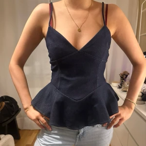 Blå jeans topp - Snygg blå jeans topp från Zara. Ny med prislapp