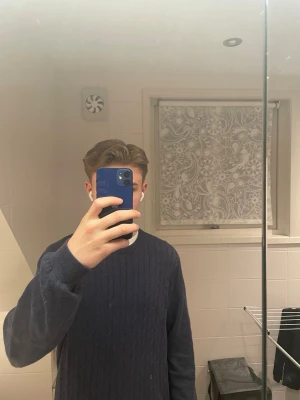 Kabelstickad tröja  - Snygg cabelstickad tröja ifrån Hampton Republic i storlek M. Den passar folk från 176-184cm bäst. Inga tecken på slitage och inga defekter 