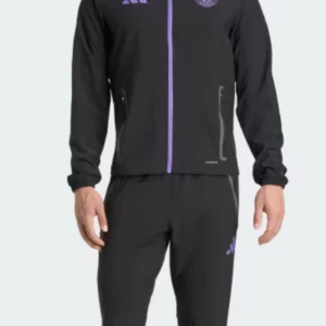 Svart träningsset från Adidas - Säljer ett svart träningsset från Adidas med lila detaljer. Setet består av en jacka med dragkedja och matchande byxor. Både jackan och byxorna har Adidas-logga och Manchester United Madrid-märke. Perfekt för träning eller uppvärmning.