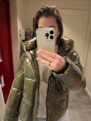 Grön jaxka - Jätte snygg grön vinterjacka från Zara! Jätte fint skick!