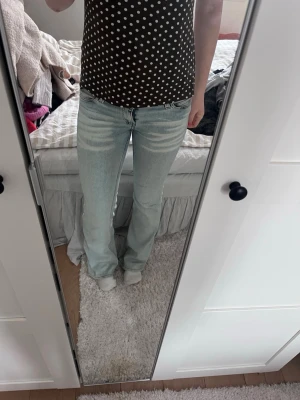 Ljusblå bootcut jeans från Cheap Monday - Säljer ett par ljusblå jeans från Cheap Monday med bootcut passform. Jeansen har klassisk femficksdesign, normal midja och är tillverkade i mjukt denimtyg. Snygg logga bak på linningen och cool tvätt som ger en avslappnad vibe.