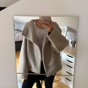 Teddy kappa - Säljer en mysig och fluffig teddykappa från Gina tricot. Fint skick. Pris kan diskuteras vid snabb affär💕