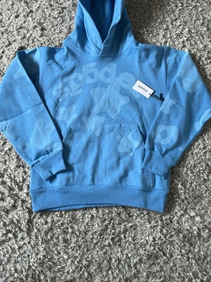 Blå hoodie med mönster - Snygg blå hoodie med diskret mönster. Stor ficka. Om ni är intresserade skicka till mig först.