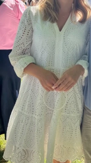 Vit student/konfirmationsklänning  - Superfin vit klänning med broderade detaljer och volangkant. Klänningen har v-ringning, trekvartsärm och är tillverkad i ett lätt bomullstyg. Perfekt för sommarens alla tillfällen och ger en fräsch och luftig känsla.  Passar perfekt till student, skolavslutning eller kanske till konfirmationen 💗🥂🥂🥂