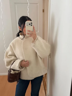 Stockh lm kappa - Vår/höst jacka/kappa från Stockh lm, köpt på MQ💗 tecken på användning finns! Nypris 1500 och modellen heter Samantha (gammal modell från förra året så slutsåld) det är storlek L men passar bra på mig som har S i vanliga fall, jag är 164. 