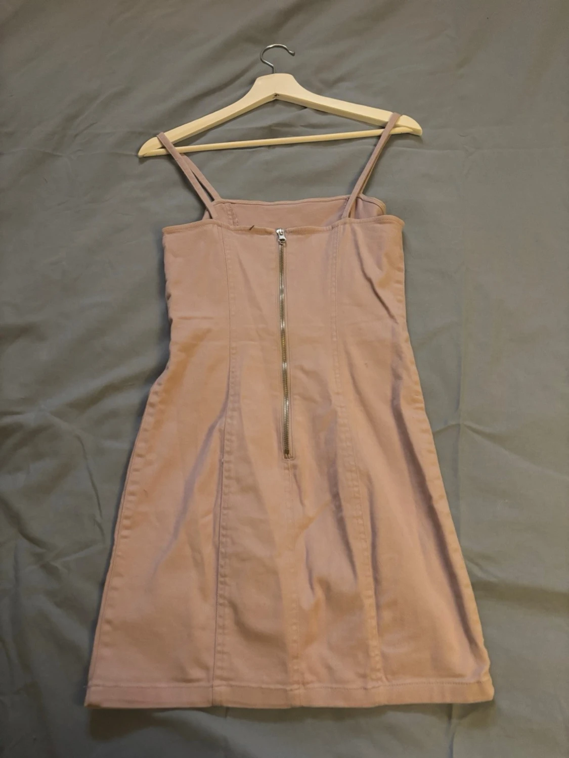 Ljusrosa kort klänning med smala band - 1