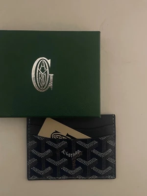 Royal blue Goy4rd plånbok - Royal blue Goy4rd plånbok med vita detaljer. 