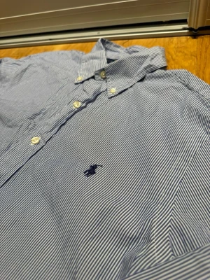 Ralph Lauren skjorta - Schysst Ralp Lauren skjorta i storlek M. Den är i mycket bra skick! Hör av er vid ytterligare frågor!✅