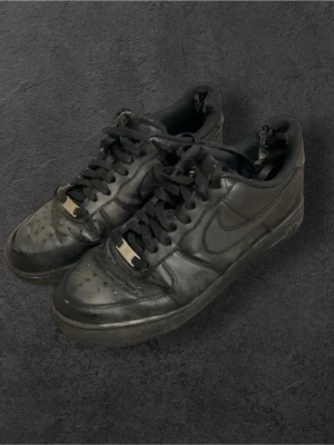 Air force 1 svarta - Helsvarta Air force 1 helt okej skick behövs bara en till tvätt, Storlek 42,5🌟