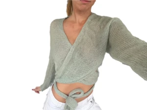 Ljusgrön omlott kofta från Ese O Ese - Superfin ljusgrön omlott kofta från EseOese med långa ärmar och knytband i midjan. Stickad i en mjuk mix av merinoull och mohair som ger en fluffig och lätt känsla. Superskick!! Kan skicka redan idag🩵🩵🩵🙏❄️