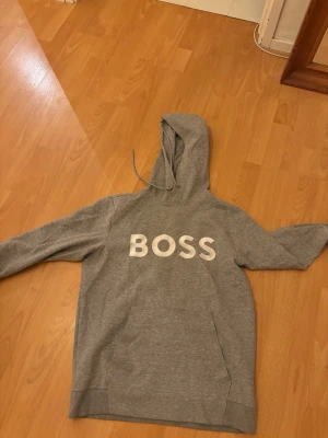 Boss hoodie - Grå Hugo boss hoodie som jag använt ett fåtal gånger.