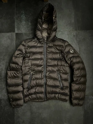 Colmar vinterjacka - Tjena, säljer nu denna riktigt snygga och populära colmar jackan, den är i bra skick men har några tecken på användning som visas på bilderna, storlek IT 40 motsvarar xs, koppar aktig färg, hör av er vid frågor och funderingar🙌🤝