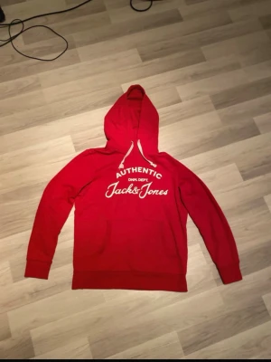  Jack & Jones hoodie - Snygg röd hoodie från Jack & Jones. Fint skick 