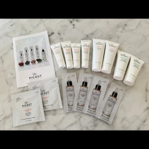 M Picaut ansiktsvård kit - Ett kit med flera ansiktsprodukter från M Picaut som är ett svensk hudvårdsmärke. Allt är helt oförbrukat bara 3 av produkter som bara har testats 1 gång. Kitet innehåller 8 / 10/ 20ml förpackningar. Produkterna inkluderar bland annat fuktkräm, serum och rengöring, ansiktsmask och en följesedel med olika steg i hudvårdserien mm☺️                                                                            Länk till deras hemsida-https://mettepicaut.se.                  Kontakta om man har frågor💕