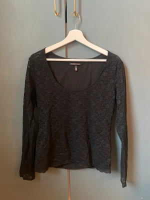 Svart spetstopp från Victoria’s Secret - Snygg svart långärmad spetstopp från Victoria’s Secret. Den har rundad urringning och är figurnära utan att vara för tight. Säljer då den är lite för stor🥰💕Storlek L men hade nog även kunna sitta riktigt bra på någon med storlek M!! Pris kan alltid diskuteras💕💕